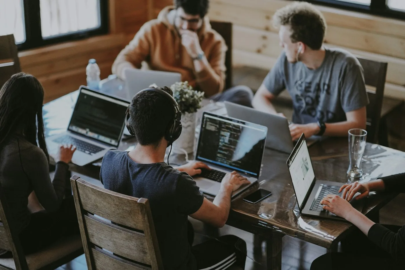 Une équipe commerciale au travail